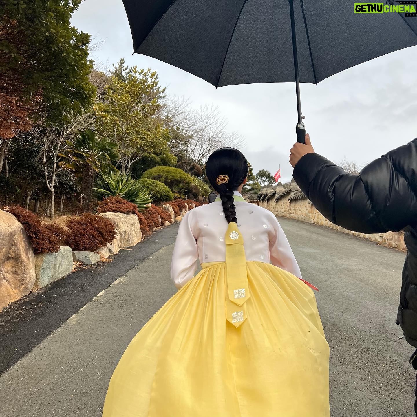 Bona Instagram - 6개월동안 열심히 촬영했던 조선변호사 ! 드디어 잠시후 9시 50분 첫방합니다🤍 매주 금,토 MBC 에서 만나요🙏🏻🤍