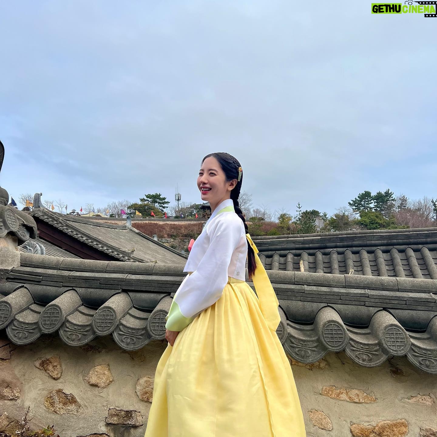 Bona Instagram - 6개월동안 열심히 촬영했던 조선변호사 ! 드디어 잠시후 9시 50분 첫방합니다🤍 매주 금,토 MBC 에서 만나요🙏🏻🤍
