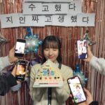 Bona Instagram – 내 모든게 아깝지 않았던 피라미드게임,
그리고 나의 피땀눈물 성수지
끝나지 않을것만 같던 촬영이였는데, 어느덧 시간이 흘러 마지막촬영이라니
더운 여름부터 또 추운 겨울까지, 함께 고생해주신 모든 분들께 감사인사를 전합니다🌼🤍
고생했어 성수지! 가지마..아니 가..아니 가ㅈ..
우린..내년에 만나요..🤍🫡