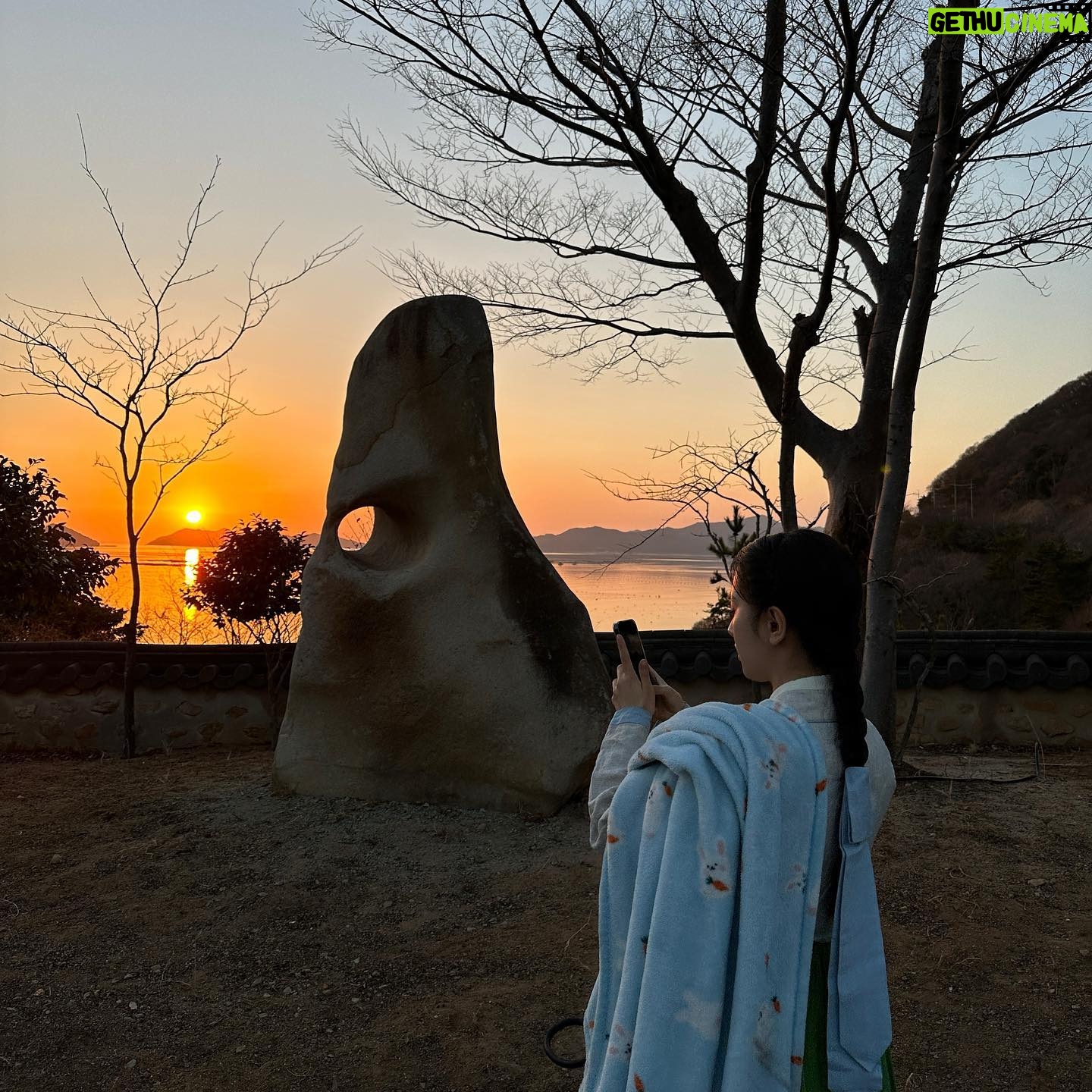 Bona Instagram - 6개월동안 열심히 촬영했던 조선변호사 ! 드디어 잠시후 9시 50분 첫방합니다🤍 매주 금,토 MBC 에서 만나요🙏🏻🤍