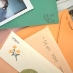 Bona Instagram – 내 모든게 아깝지 않았던 피라미드게임,
그리고 나의 피땀눈물 성수지
끝나지 않을것만 같던 촬영이였는데, 어느덧 시간이 흘러 마지막촬영이라니
더운 여름부터 또 추운 겨울까지, 함께 고생해주신 모든 분들께 감사인사를 전합니다🌼🤍
고생했어 성수지! 가지마..아니 가..아니 가ㅈ..
우린..내년에 만나요..🤍🫡