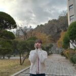 Bona Instagram – 내 모든게 아깝지 않았던 피라미드게임,
그리고 나의 피땀눈물 성수지
끝나지 않을것만 같던 촬영이였는데, 어느덧 시간이 흘러 마지막촬영이라니
더운 여름부터 또 추운 겨울까지, 함께 고생해주신 모든 분들께 감사인사를 전합니다🌼🤍
고생했어 성수지! 가지마..아니 가..아니 가ㅈ..
우린..내년에 만나요..🤍🫡