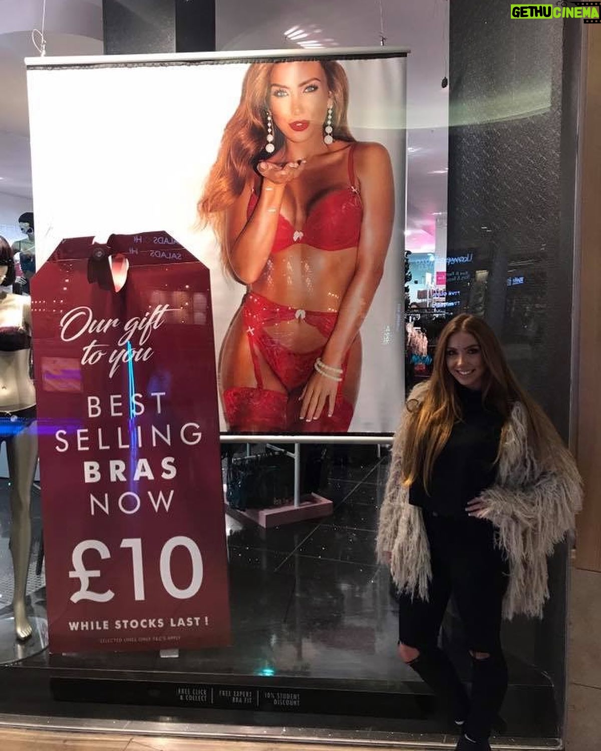 Bonnie Locket - 16.9K Likes - #tbt when I was lucky enough to model for @annsummers Xmas campaign β€οΈβ€οΈβ€οΈ
.
.
.
.
.
.
.
.
#model #publishedmodel #annsummers #biggestachievement #goals #campaign #throwbackthursday #throwback #achieve #modelling