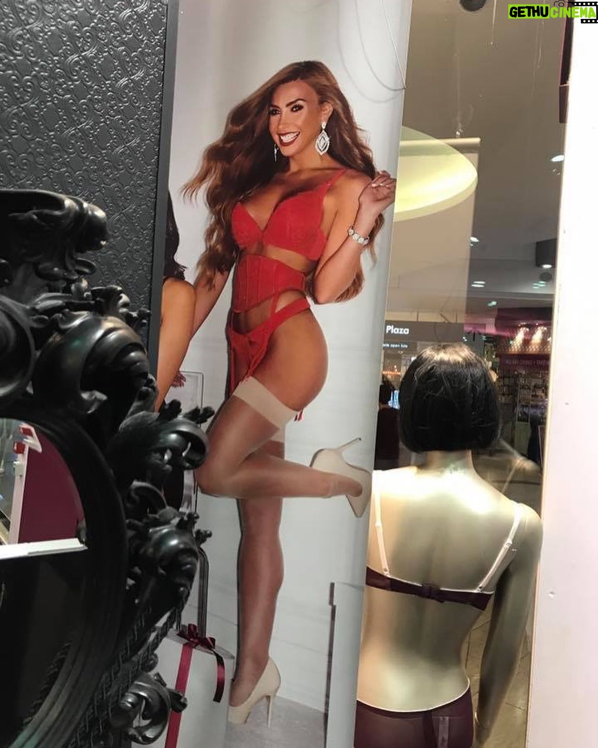Bonnie Locket - 16.9K Likes - #tbt when I was lucky enough to model for @annsummers Xmas campaign β€οΈβ€οΈβ€οΈ
.
.
.
.
.
.
.
.
#model #publishedmodel #annsummers #biggestachievement #goals #campaign #throwbackthursday #throwback #achieve #modelling
