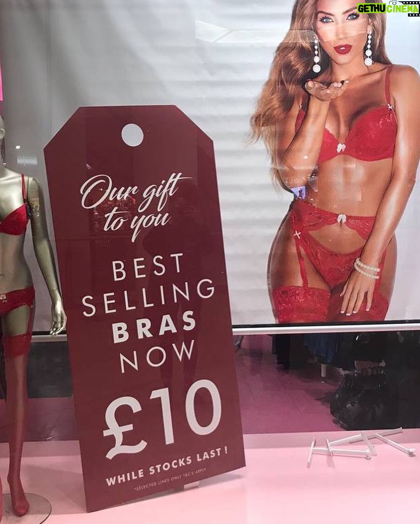 Bonnie Locket - 16.9K Likes - #tbt when I was lucky enough to model for @annsummers Xmas campaign β€οΈβ€οΈβ€οΈ
.
.
.
.
.
.
.
.
#model #publishedmodel #annsummers #biggestachievement #goals #campaign #throwbackthursday #throwback #achieve #modelling