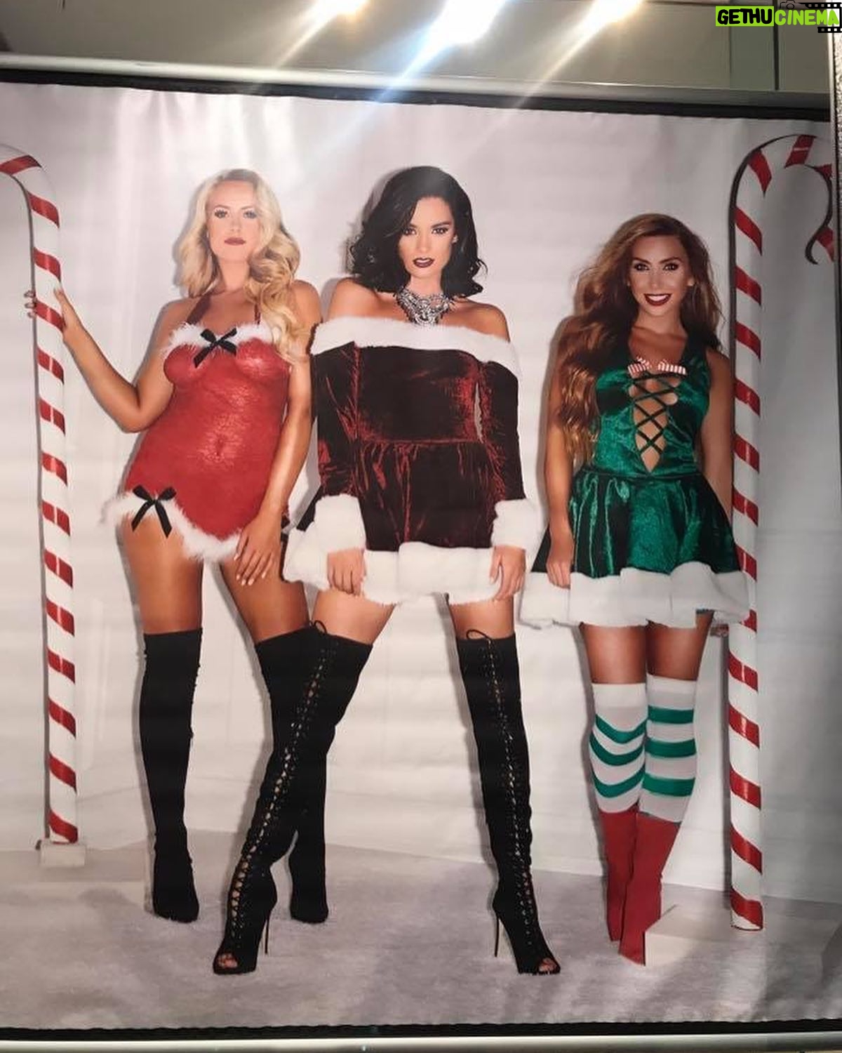 Bonnie Locket - 16.9K Likes - #tbt when I was lucky enough to model for @annsummers Xmas campaign β€οΈβ€οΈβ€οΈ
.
.
.
.
.
.
.
.
#model #publishedmodel #annsummers #biggestachievement #goals #campaign #throwbackthursday #throwback #achieve #modelling