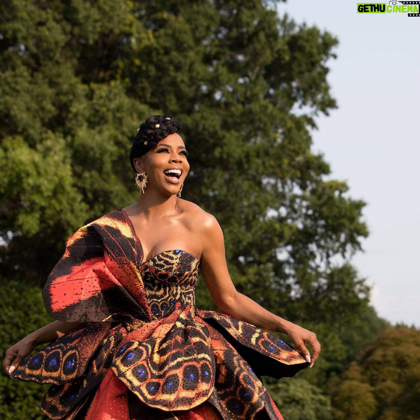 Brandee Evans Instagram - #Freedom 🦋 Happy #Juneteenth! Thank you @starz @starztakethelead @whitehouse for the invite. It meant the world to share this experience with my father. Stylist @ashleyseanthomas Hair @hairbysashamari Makeup @stylemyface Dress @forthestarsfashionhouse Earrings @shopkhoi Shoes @viviennewestwood Tailoring @shawnte_elizabeth #WhiteHouse #happyjuneteenth #Pvalley #Starz