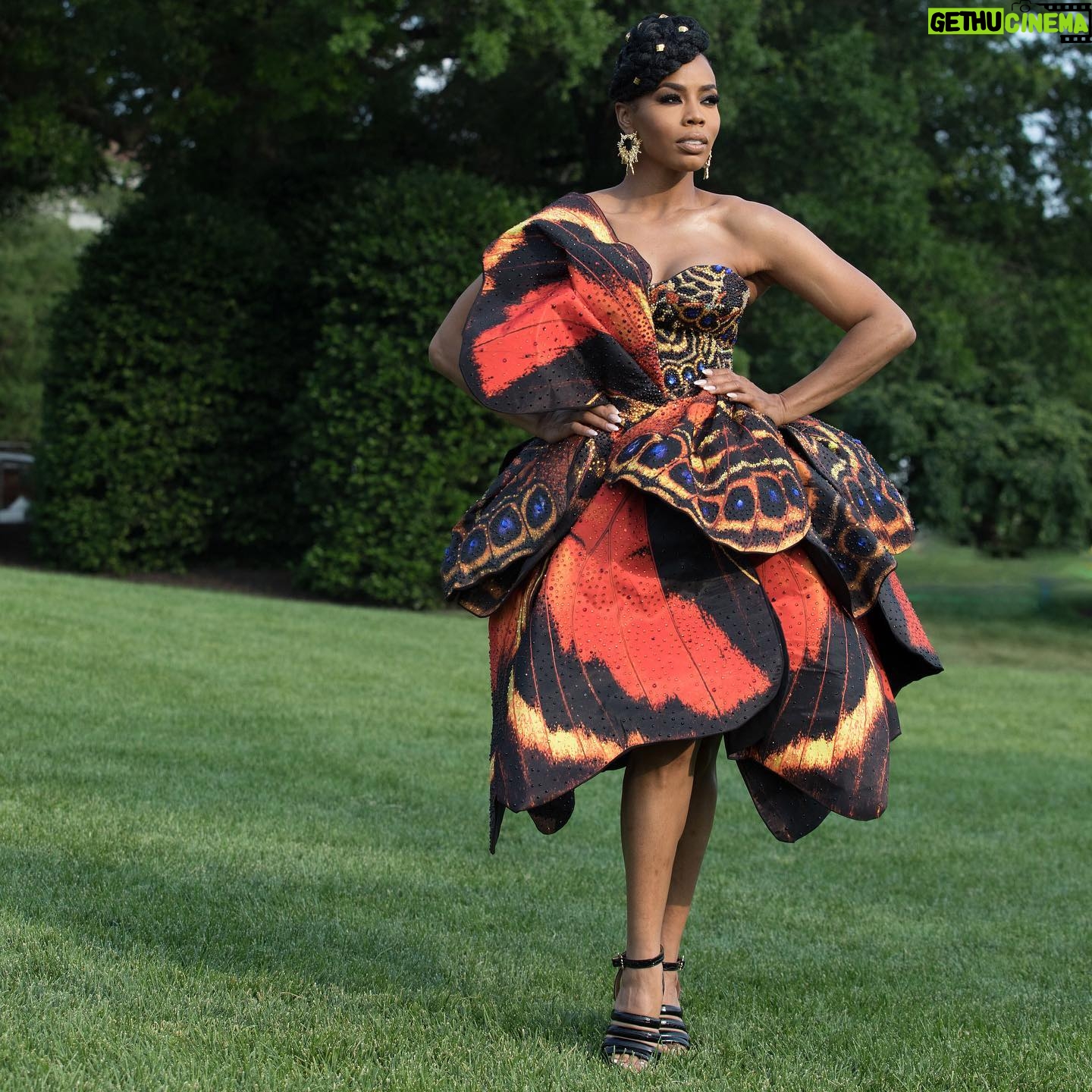 Brandee Evans Instagram - #Freedom 🦋 Happy #Juneteenth! Thank you @starz @starztakethelead @whitehouse for the invite. It meant the world to share this experience with my father. Stylist @ashleyseanthomas Hair @hairbysashamari Makeup @stylemyface Dress @forthestarsfashionhouse Earrings @shopkhoi Shoes @viviennewestwood Tailoring @shawnte_elizabeth #WhiteHouse #happyjuneteenth #Pvalley #Starz