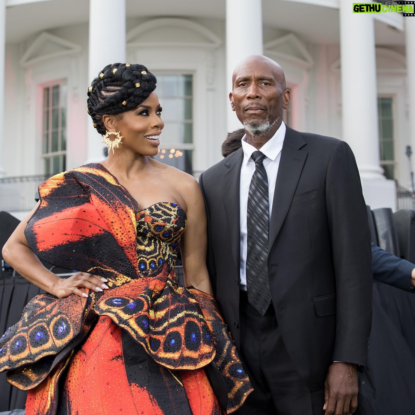Brandee Evans Instagram - #Freedom 🦋 Happy #Juneteenth! Thank you @starz @starztakethelead @whitehouse for the invite. It meant the world to share this experience with my father. Stylist @ashleyseanthomas Hair @hairbysashamari Makeup @stylemyface Dress @forthestarsfashionhouse Earrings @shopkhoi Shoes @viviennewestwood Tailoring @shawnte_elizabeth #WhiteHouse #happyjuneteenth #Pvalley #Starz