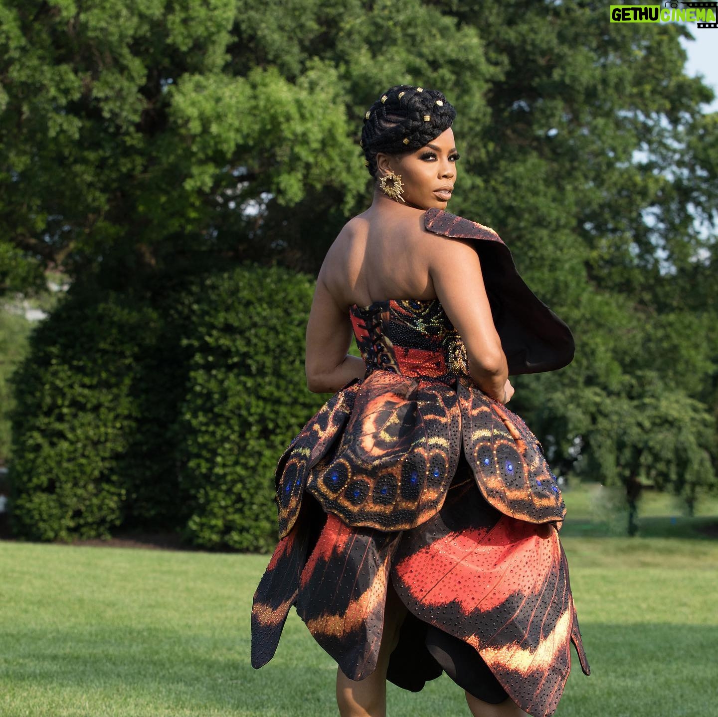 Brandee Evans Instagram - #Freedom 🦋 Happy #Juneteenth! Thank you @starz @starztakethelead @whitehouse for the invite. It meant the world to share this experience with my father. Stylist @ashleyseanthomas Hair @hairbysashamari Makeup @stylemyface Dress @forthestarsfashionhouse Earrings @shopkhoi Shoes @viviennewestwood Tailoring @shawnte_elizabeth #WhiteHouse #happyjuneteenth #Pvalley #Starz
