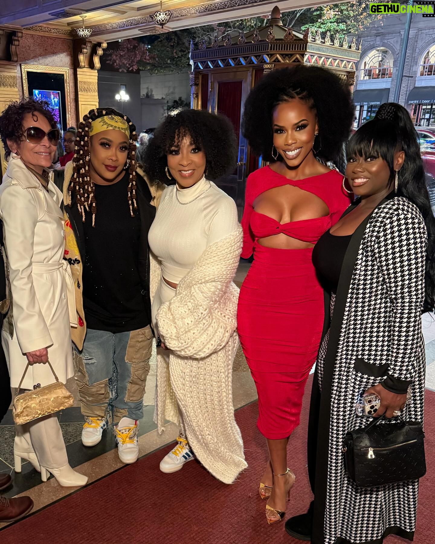 Brandee Evans Instagram - Y’all… if you truly know me, you know I LOVE the wiz. I mean LOVE! Last night was absolutely magical! I am still trying to process the words to explain how EPIC @thewizbway was from EVERY ASPECT! It is a must see! I’ve already set myself up for 3 more shows around the country! It’s that good! Y’all need to Ease on down the road and get some tickets! ♥️ Thank you @kandi @therealbrianmoreland for making this night so special! See y’all in Chicago!!! #TheWiz