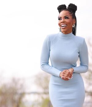 Brandee Evans Instagram - #HOME💙
#Memphis 

Thank you for having me @pauseuofm @uofmemphis 

Photos 📸 @jpfilmz 
Hair @texturesbytiahair 
Makeup @yanneekbrinson_
Dress @retrofete 
Jewelry  @officialladduandco
Shoes @jessicarichofficial
Nails @angel_nailsla