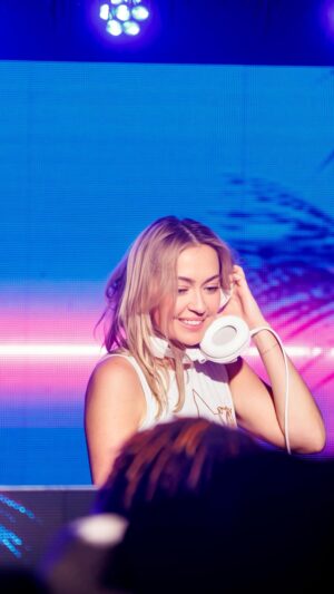 Brandi Cyrus Instagram - My first Vegas show of the year is this Monday night and I can’t wait to party with y’all at @xslasvegas!
Stoked to spin this remix in the club 💐🐴🪩🤠

🎥 @maggie.claire