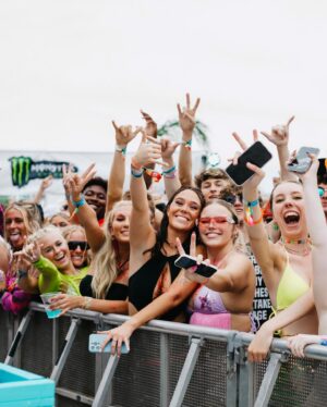 Brandi Cyrus Instagram - HANGOUT FEST y’all brought the heat to the beach ❤️‍🔥❤️‍🔥❤️‍🔥

photos by @raasiophotography