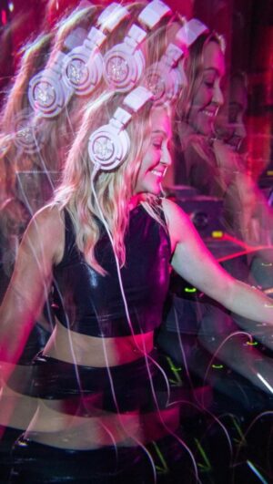 Brandi Cyrus Instagram - Back at @xslasvegas this Wednesday night for a pre-Stagecoach send-off 🚀🚀🤠🤠

🎥 @brendan.barlow