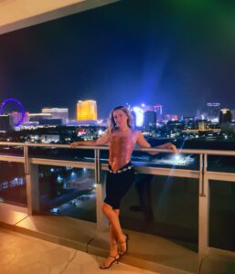 Brandi Cyrus Instagram - It’s always a great stay at @virginhotelslv! I got a LOVELY 4 hours of sleep in this dreamy bed after my EDC set 😝 plus had dinner at my favorite spot @kassibeachhouse 🤍🤍
