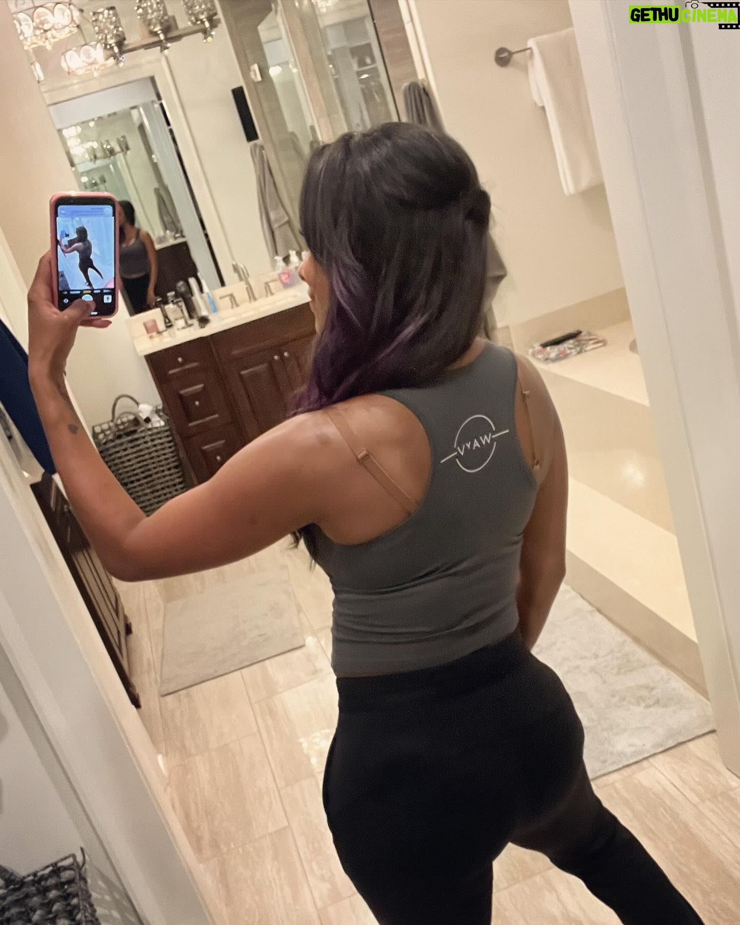 Brandi Runnels Instagram - Head to toe in @wayvactive 💪🏾
