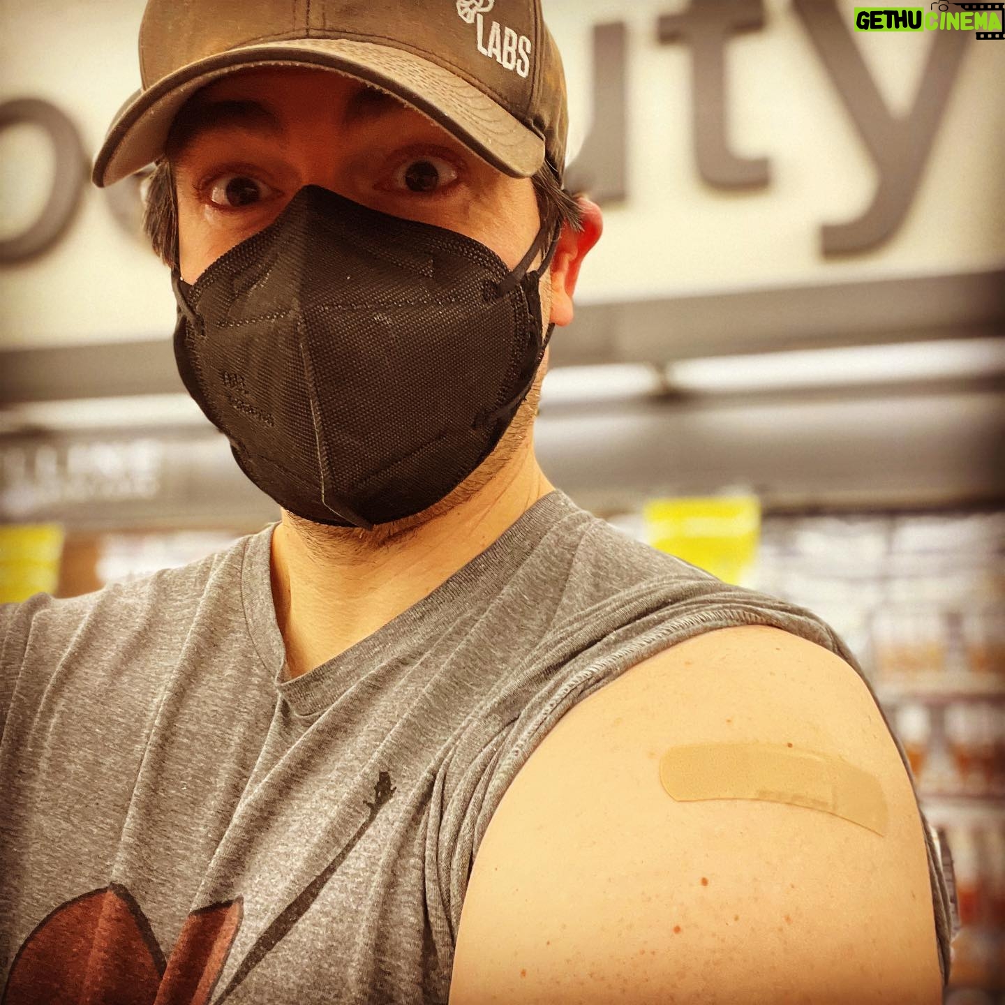Brandon Routh - 63.8K Likes - #FullyVaccinated!
2nd dose of #Moderna done!
Definitely felt my body mounting a strong immune response day of, and day after, and it did not feel great. But second day was much better, and third day I was back to normal. 👍🏻
Thank you science! And humans!