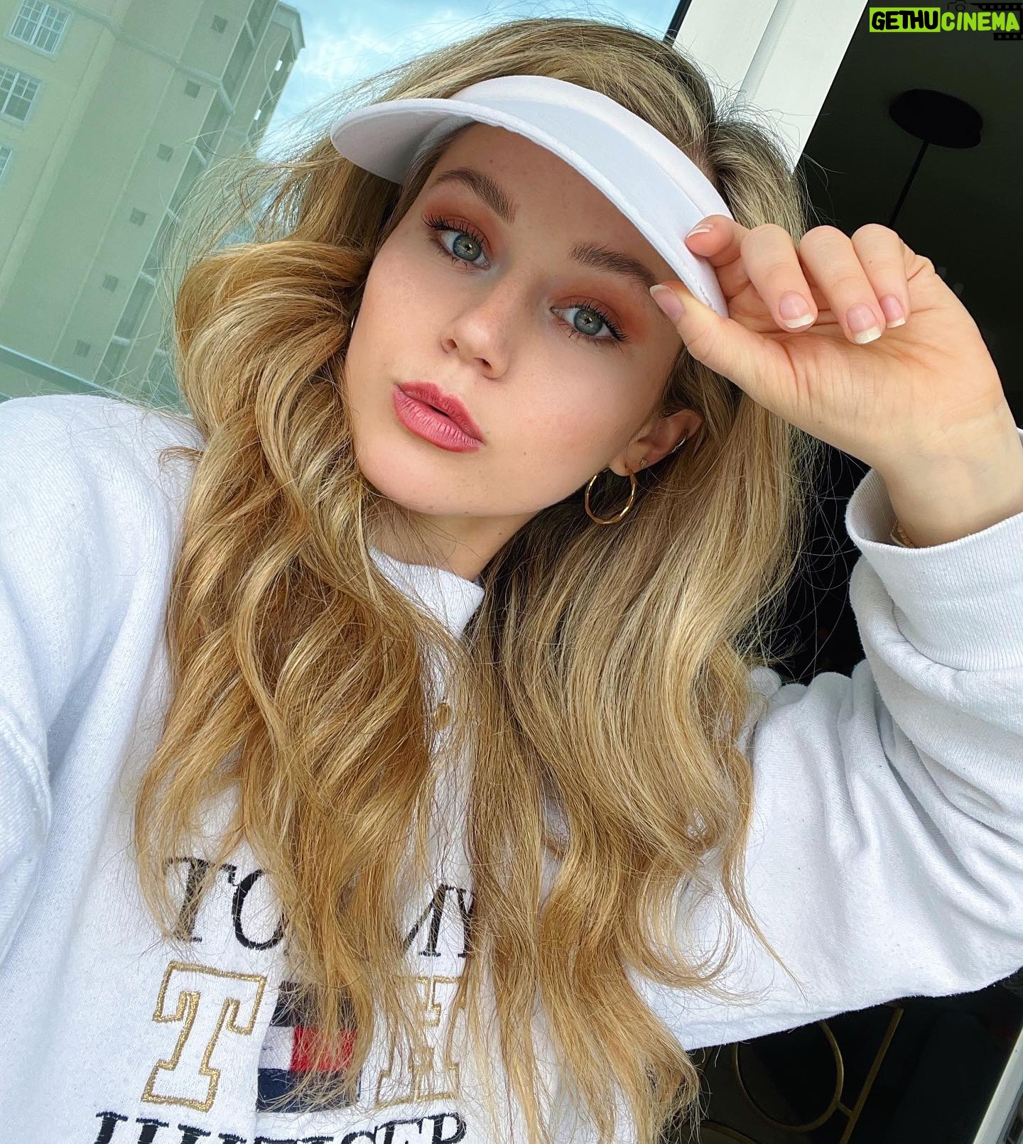 Brec Bassinger Instagram - Sunny Sunday Funday💛 Xo.