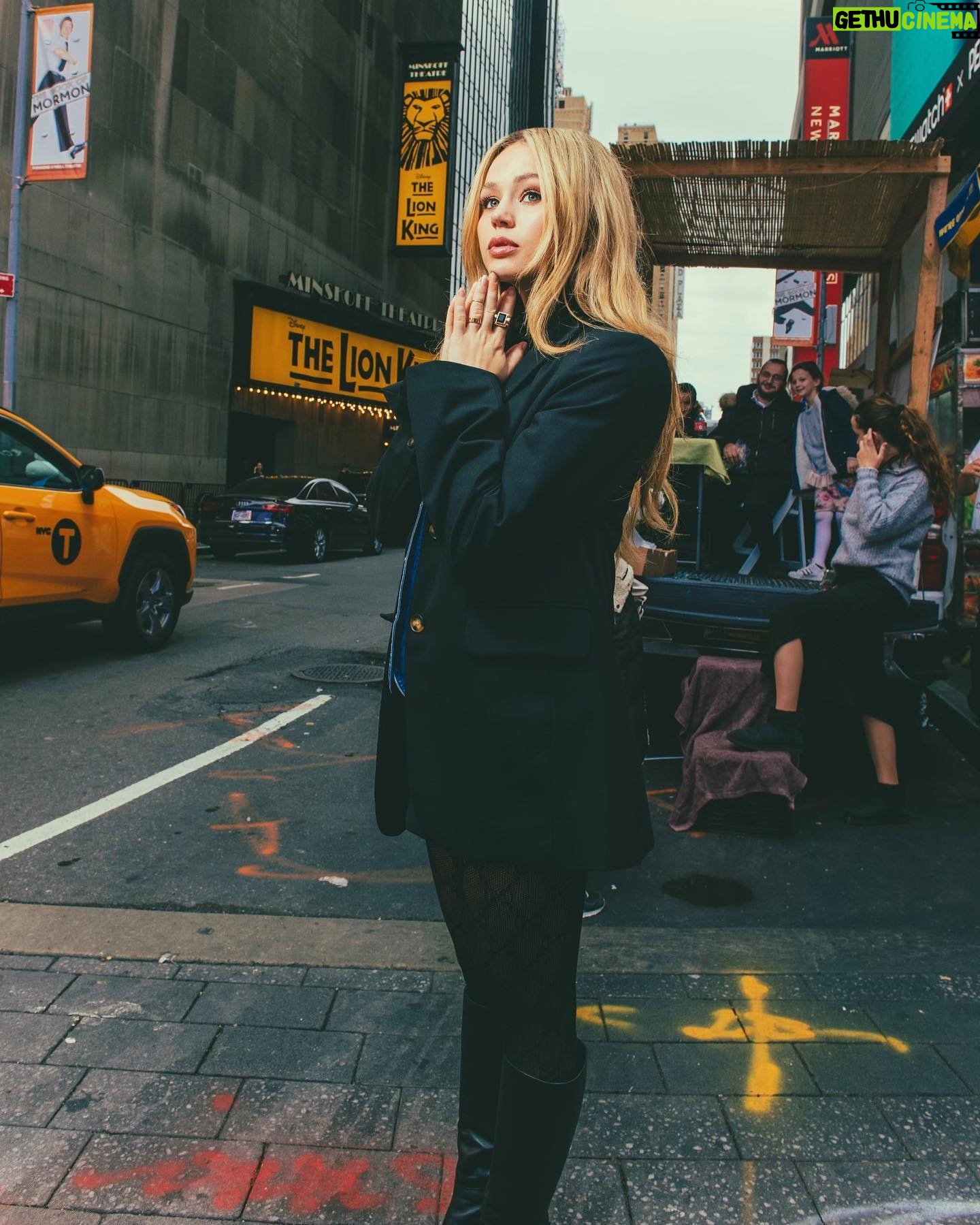 Brec Bassinger Instagram - New York 🖤 Xo.