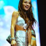 Brenda Asnicar Instagram – Un pequeño resumen del show en Montevideo! Gracias @emanero Él es productor del disco y lo amo mucho porque es demasiado talentoso mi Bandido estar arriba del escenario con el es un honor ENORME, y @lolofuentesok_ también participó y tocó su guitarra en Family amo compartir con el todo porque es eso, familia, como todos los que participaron en esto. Gracias @americarockstars y toda la gente que estuvo ahiiiiiii
Gracias a toda la crew que me acompañó 😍💕
@fedesanchezvirgola
Fotos by @gcorbatta