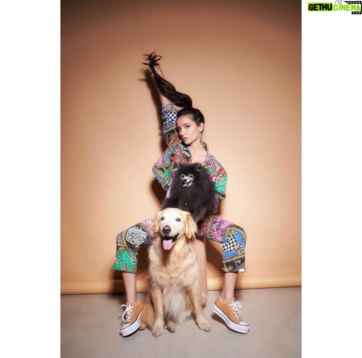 Brenda Asnicar Instagram - Ya salió @ohmydogmag 💖 mi #Blondie🙇🏻♀️ ph @criswelcomme Mu y pelo @polaamengual St @anitanoseda Nota @gsantomeosuna Diseño @tom_tom_toms Estudio @fondoestudio