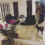 Brenda Asnicar Instagram - Cuando la salida del Viernes, es tomar vino con tus mascotas en casa 🤓 @bandidojonsnow