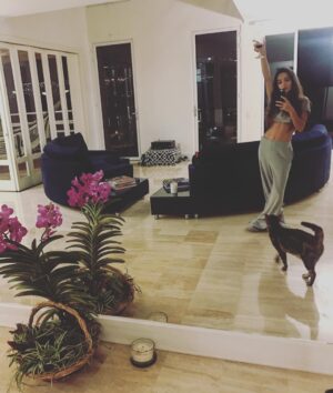 Brenda Asnicar Instagram - Cuando la salida del Viernes, es tomar vino con tus mascotas en casa 🤓 @bandidojonsnow