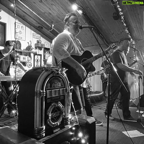 Brett Lee Instagram - What a weekend! Such an honour to play again with my 2 bothers and my inherited ones 🙏🏻❤️ 🎼 #sixandout #letsdoitagain @gavrobbo375 @imatlunchwithlee @richardcheequee ,Buzz McNamara ,Grant Lee & Pauly Herman
