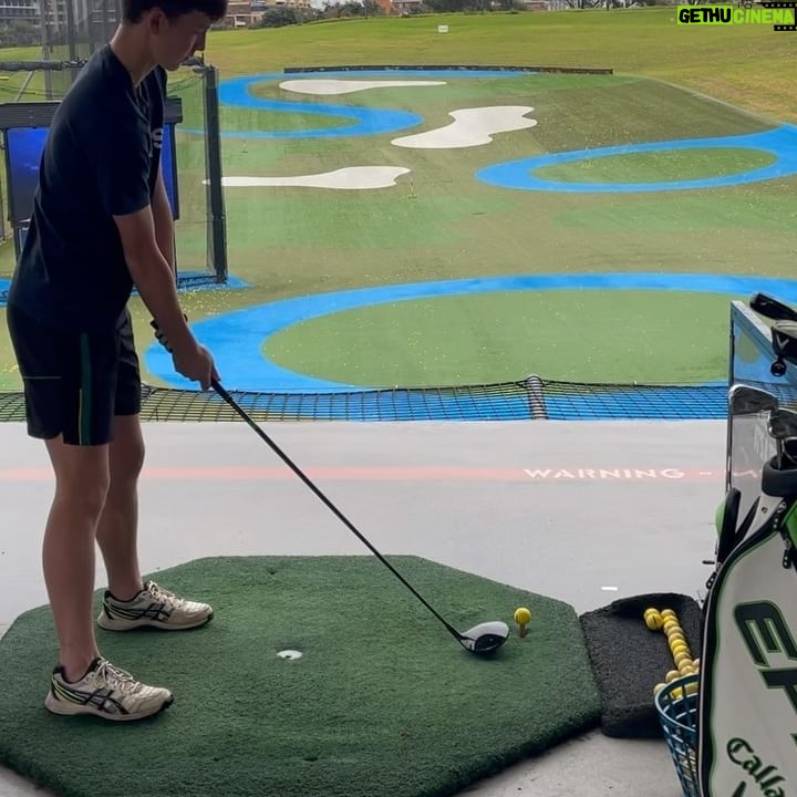 Brett Lee Instagram - Had fun hitting a few big bombs today. My youngster @prestonlee.1 flogged my driver and out drove me 😆⛳️ @callawaygolfaus #boom 💥 #thekidcanplay
