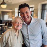 Brett Lee Instagram - What a special treat to share lunch today with this legend Neil Harvey! Shared some amazing stories about the Ashes and Sir Donald Bradman Baggy Green #178 #respect 9️⃣3️⃣ years young