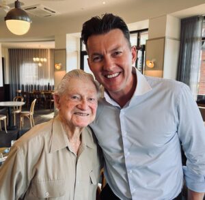 Brett Lee Instagram - What a special treat to share lunch today with this legend Neil Harvey! 
Shared some amazing stories about the Ashes and Sir Donald Bradman 
Baggy Green #178 #respect
9️⃣3️⃣ years young