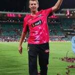 Brett Lee Instagram – A simply iconic Sydney Smash! 💥 Remembering Brett Lee’s SCG farewell on a famous night for the men in magenta. #BBL13
