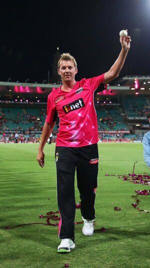 Brett Lee Instagram - A simply iconic Sydney Smash! 💥 Remembering Brett Lee’s SCG farewell on a famous night for the men in magenta. #BBL13