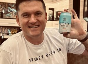 Brett Lee Instagram - Love catching up with my mates and sharing a nice cold beer ! @graemesmith49 @officialgraemeswann @eoinmorgan16 & the 
Wild Thing Shaun Tait!
Great news that @sydneybeerco is coming to 🇮🇳 soon 🍻