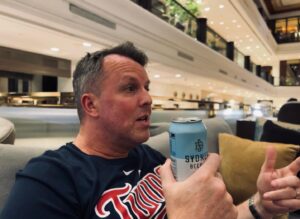 Brett Lee Instagram - Love catching up with my mates and sharing a nice cold beer ! @graemesmith49 @officialgraemeswann @eoinmorgan16 & the 
Wild Thing Shaun Tait!
Great news that @sydneybeerco is coming to 🇮🇳 soon 🍻