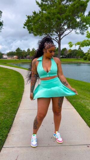 Brittney Bee Starr Williams Instagram - Tell me who 🐝

Bundles @sheshappyhair 
Braids @allure_diorplush 
Outfit @eleven22online