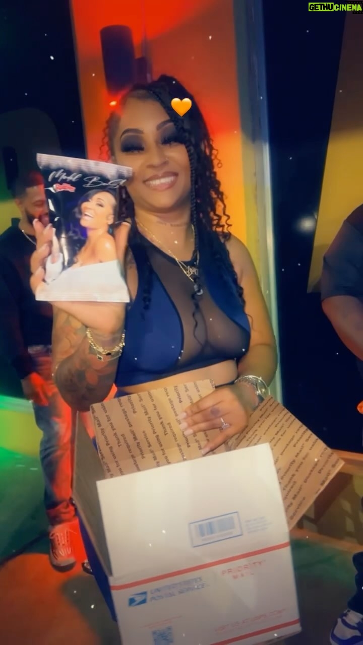 Brittney Bee Starr Williams Instagram - What a surprise @wrapper_chips pop@up at my hosting and surprised me with some@model bee Starr chips π«£π«£π«£ππππππβ€οΈβ₯οΈπ₯π₯π₯π₯π₯Ήπ₯Ήπ₯β₯οΈβ₯οΈπ₯ thank u sooooo much i love it Medium knotless @allure_diorplush Bundles @sheshappyhair
