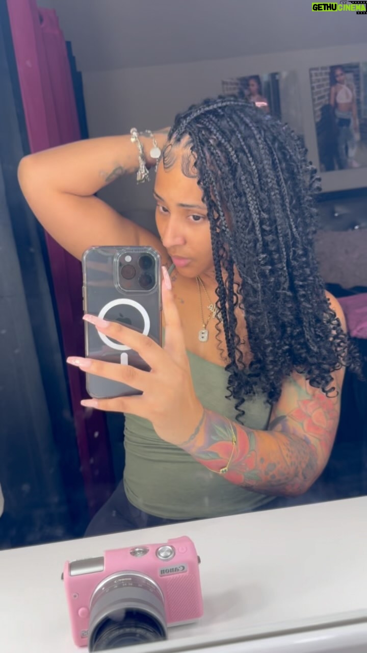 Brittney Bee Starr Williams Instagram - Stoppp playinggg with my girl @allure_diorplush came through with the large triangle knotless bob human hair @sheshappyhair super curly bundles