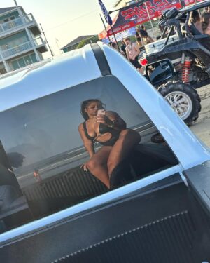 Brittney Bee Starr Williams Instagram - Million dollar baby 
#toplessjeep 
Braids @allure_diorplush 
Bundles @sheshappyhair