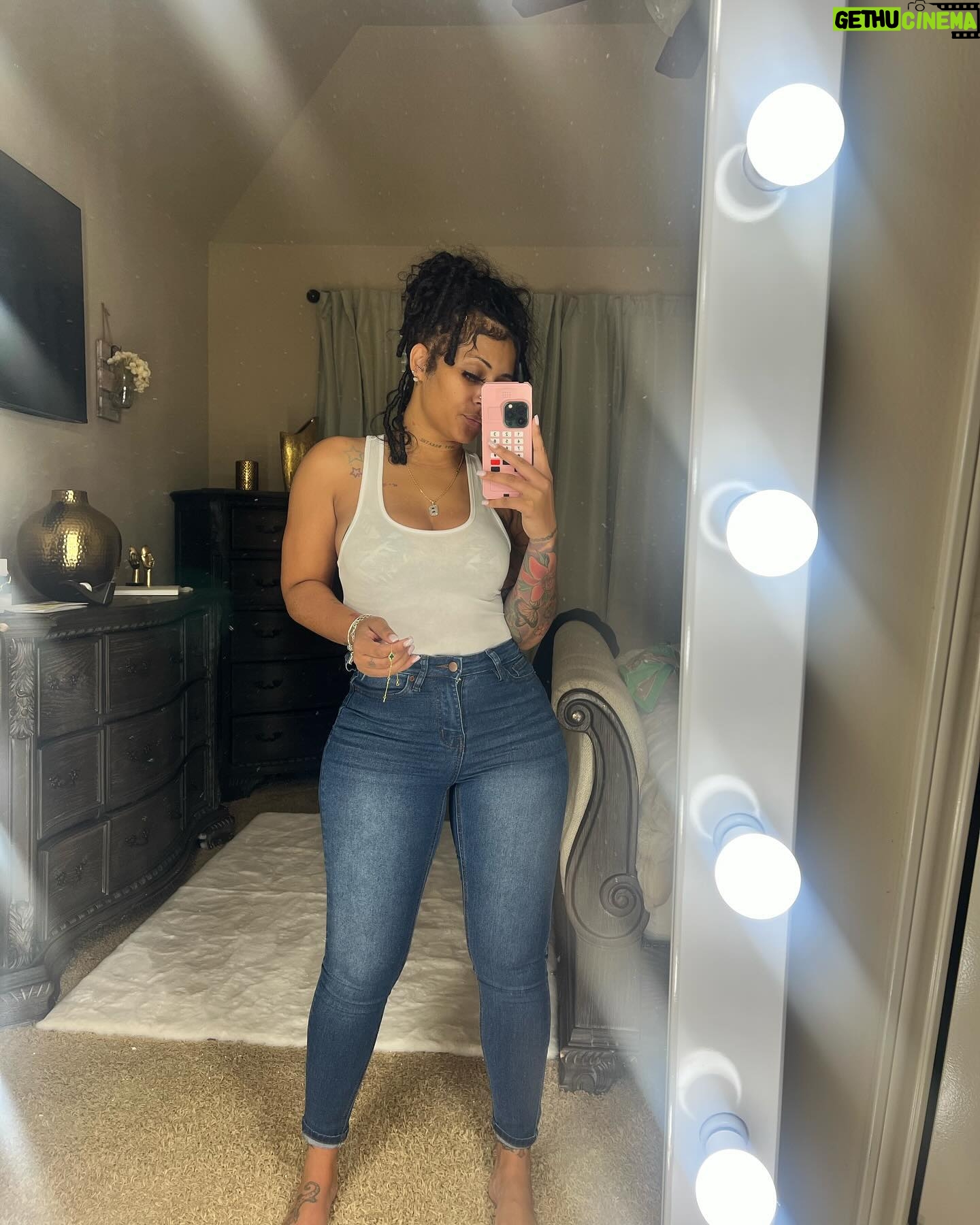 Brittney Bee Starr Williams Instagram - -H A P P Y- A L L -2 0 2 4😚 Hair by @allure_diorplush @sheshappyhair bundles