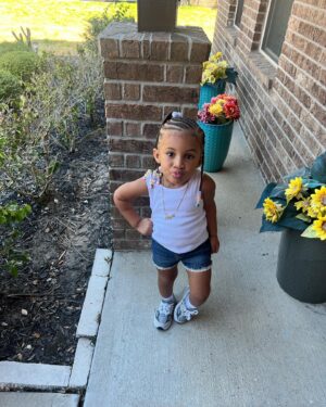 Brittney Bee Starr Williams Instagram - My stink turns 3 🥹🥹 even tho she refuses to say she 3 she keep saying she 2 lol my baby turning up for her party today 😩🙌🏾🙌🏾🙌🏾🥰 braids by @braideddreamz
