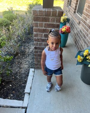 Brittney Bee Starr Williams Instagram - My stink turns 3 🥹🥹 even tho she refuses to say she 3 she keep saying she 2 lol my baby turning up for her party today 😩🙌🏾🙌🏾🙌🏾🥰 braids by @braideddreamz