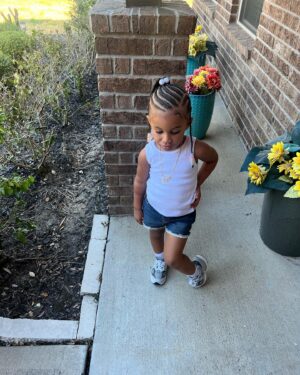 Brittney Bee Starr Williams Instagram - My stink turns 3 🥹🥹 even tho she refuses to say she 3 she keep saying she 2 lol my baby turning up for her party today 😩🙌🏾🙌🏾🙌🏾🥰 braids by @braideddreamz