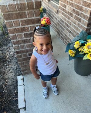 Brittney Bee Starr Williams Instagram - My stink turns 3 🥹🥹 even tho she refuses to say she 3 she keep saying she 2 lol my baby turning up for her party today 😩🙌🏾🙌🏾🙌🏾🥰 braids by @braideddreamz