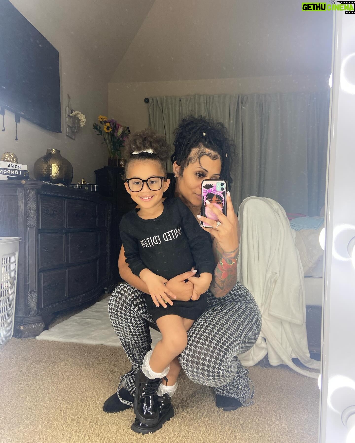 Brittney Bee Starr Williams Instagram - Happy new year 2024 from me and my lil fam .. SWIPE>>>