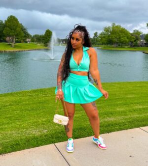 Brittney Bee Starr Williams Instagram - Fun girl 🐝

Bundles @sheshappyhair 
Braids @allure_diorplush 
Outfit @eleven22online