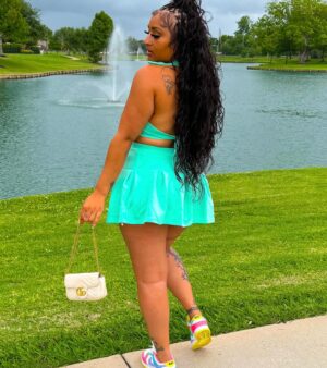 Brittney Bee Starr Williams Instagram - Fun girl 🐝

Bundles @sheshappyhair 
Braids @allure_diorplush 
Outfit @eleven22online