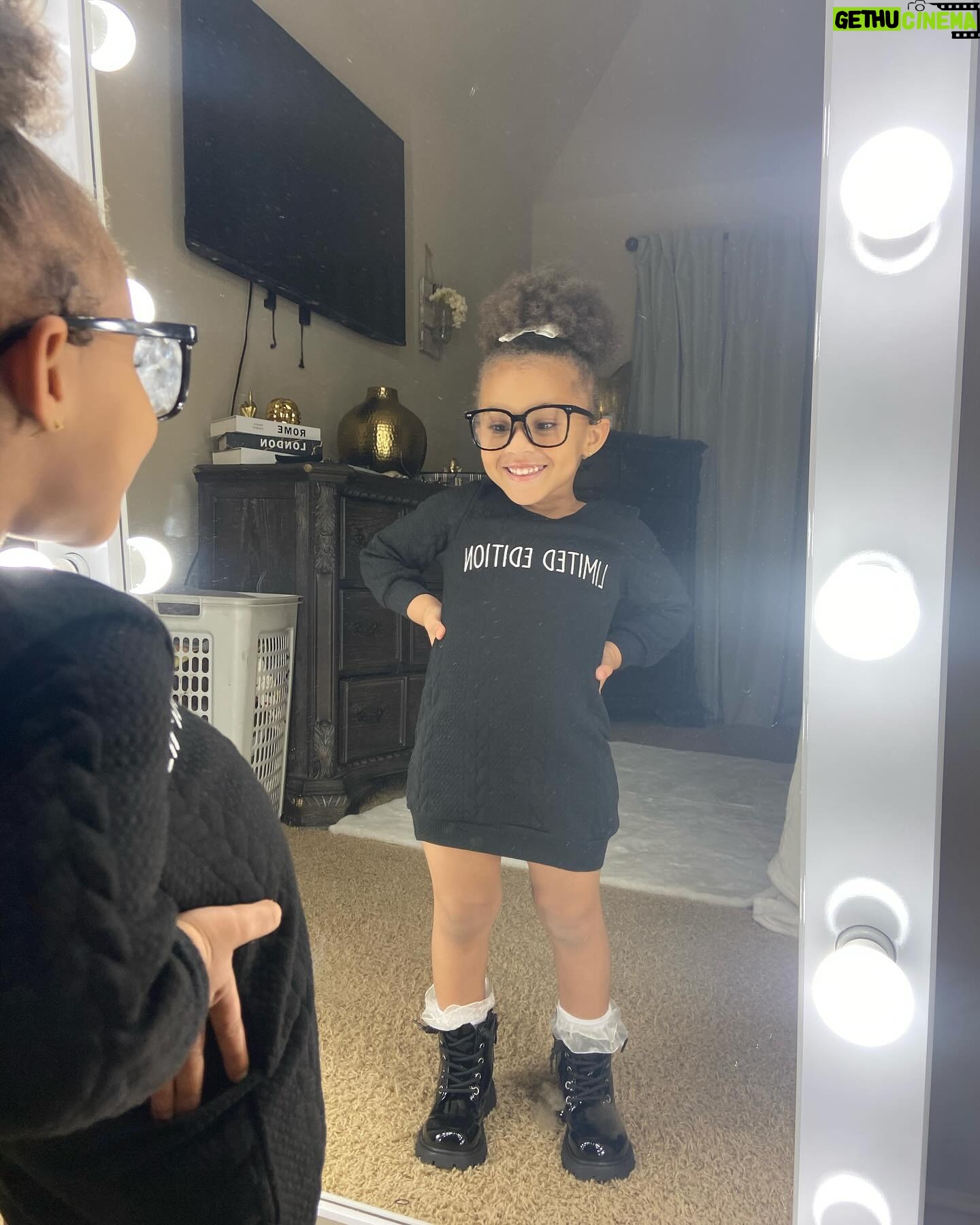 Brittney Bee Starr Williams Instagram - Happy new year 2024 from me and my lil fam .. SWIPE>>>