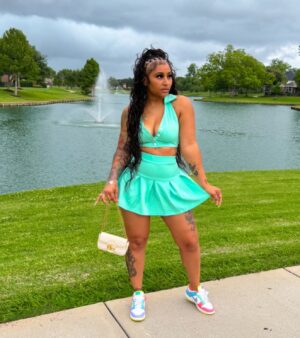 Brittney Bee Starr Williams Instagram - Fun girl 🐝

Bundles @sheshappyhair 
Braids @allure_diorplush 
Outfit @eleven22online